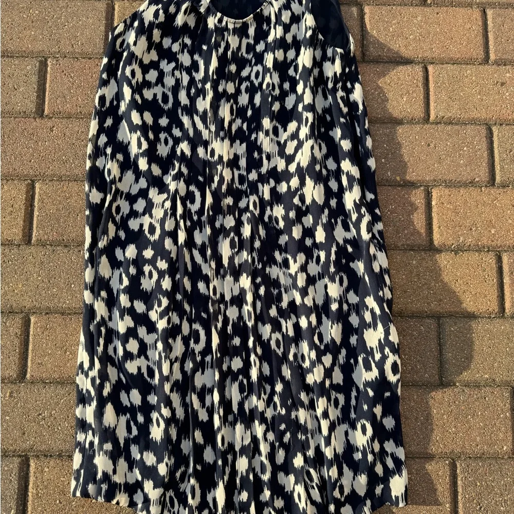 Elegant Blue and White Patterned Dress - Picture 1 of 5